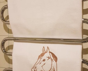 • Verslo dovanų gamyba su jūsų įmonės Logo, inicialais, gražiais žodžiais ar palinkėjimu.
• Individualių dovanų gamyba gimtadieniams, krikštynoms, vestuvėms ir kitoms progoms.