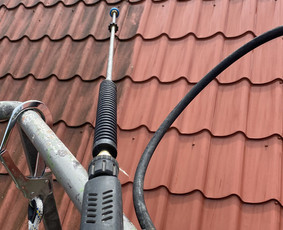 Trinkelių, fasadų, stogų plovimas aukštu slėgiu - Stogų valymas ir priežiūra - 1 Stogų valymas ir priežiūra - Trinkelių, fasadų, stogų plovimas aukštu slėgiu - 1