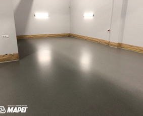 Epoksidinės dangos sistema "MAPEFLOOR EP COMPACT", įrengta naudojant epoksidinį rišiklį MAPECOAT UNIVERSAL. Privačios patalpos Kaune.