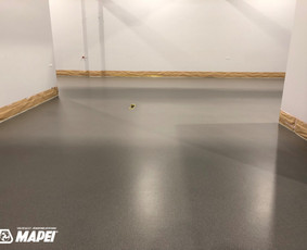Epoksidinės dangos sistema "MAPEFLOOR EP COMPACT", įrengta naudojant epoksidinį rišiklį MAPECOAT UNIVERSAL. Privačios patalpos Kaune.