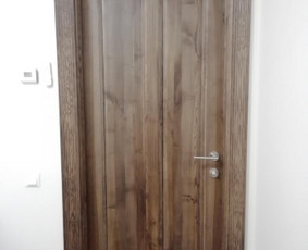 Uosinės durys sumontuotos su apvadais. Lietuviškos