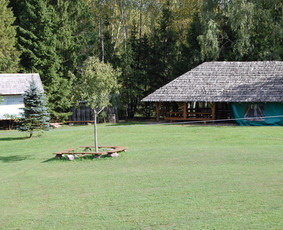Sodyboje yra daug pavėsinių, kuriose gali tilpti nuo 10 iki 100 asm. grupės, prie pavėsinių yra šašlykinės.