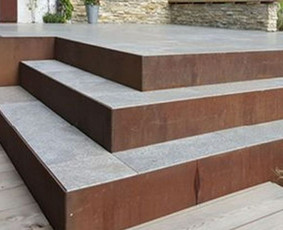 Neslidūs lauko laiptai iš corten ir akmens plytelių.
www.hintam.lt