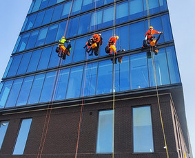Langų valymas aukštyje - Pramoninis alpinizmas, aukštalipių paslaugos - 3