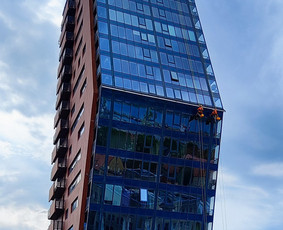 Langų valymas aukštyje - Pramoninis alpinizmas, aukštalipių paslaugos - 1