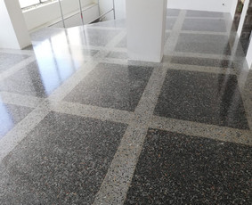 ULTRATOP cementinė savaime išsilyginanti grindų danga. "Terrazzo" efektas užpildais. Privatus objektas Rygoje.