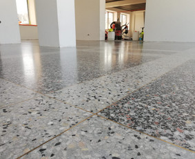 ULTRATOP cementinė savaime išsilyginanti grindų danga. "Terrazzo" efektas užpildais. Privatus objektas Rygoje.