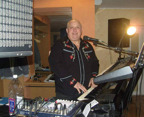 Groju bei vedu vestuvių, jubiliejų, krikštynų šventes. Profesionalus garsas, geras apšvietimas. NARS grupės narys Artūras. 868634328