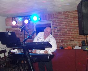 Vestuvių, jubiliejų, krikštynų muzikantas Artūras Nars - Dainininkai, muzikos grupės - 1 Dainininkai, muzikos grupės - Vestuvių, jubiliejų, krikštynų muzikantas Artūras Nars - 1