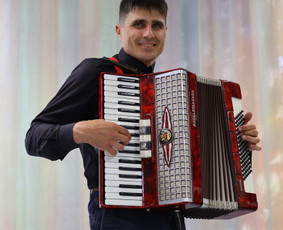 Muzikantai, dainininkai, grupės - Linksmi ir žaismingi Jūsų &Scaron;ventės vedėjai, dainininkai - 4