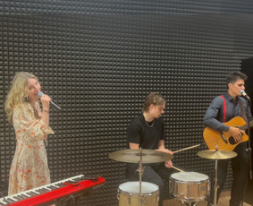 Muzikantai, dainininkai, grupės - Linksmi ir žaismingi Jūsų &Scaron;ventės vedėjai, dainininkai - 2