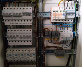 Sumontuotas ir sujungtas elektros skydas. Virštampių ribotuvas prijungtas prie įžeminimo elektrodo. Fasado apšvietimo įsijungimas/ išsijungimas automatiškai nuo šviesos/tamsos.