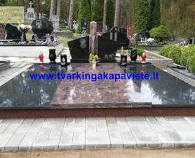 Kapavietės įrengimui naudotas juodas ir rausvas Aurora granitas