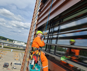 Langų valymas auk&scaron;tyje - Auk&scaron;tera - Auk&scaron;talipių paslaugos - 3