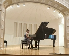 Ilzė skambina F. Schubert- Scherzo B-dur.
Kurhauzas, Palanga.