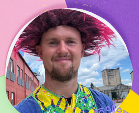 Išprotėjęs profesorius - švelnus ir linksmas personažas, kuris atlieka lengvas užduotis, eksperimentus, daro tatuiruotes arba balionus. Galima eksperimentų edukacija.