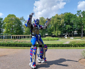 Robotas atvyks į jūsų gimtadienį ar šventę ir pasveikins jus. Atrodo įspūdingai, bendrauja su vaikais, bei fotografuojasi.