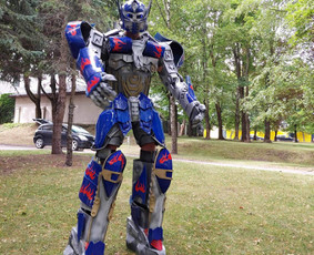 Robotas atvyks į jūsų gimtadienį ar šventę ir pasveikins jus. Atrodo įspūdingai, bendrauja su vaikais, bei fotografuojasi.