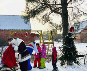 Kalėdų senelio ir snieguolės programa iki 1 valandos darželiuose, mokyklose ar jūsų namuose.
