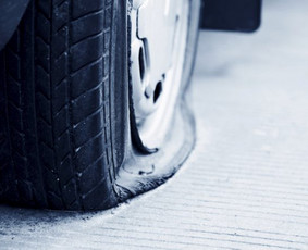"Tralo Paslaugos ir Techninė Pagalba Kelyje 24/7 Klaipėda - Automobilio rato keitimas - 2 Automobilio rato keitimas - "Tralo Paslaugos ir Techninė Pagalba Kelyje 24/7 Klaipėda - 2