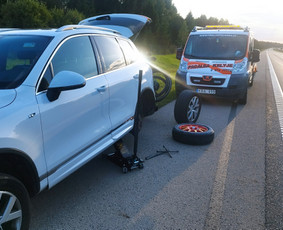 "Tralo Paslaugos ir Techninė Pagalba Kelyje 24/7 Klaipėda - Automobilio rato keitimas - 1 Automobilio rato keitimas - "Tralo Paslaugos ir Techninė Pagalba Kelyje 24/7 Klaipėda - 1