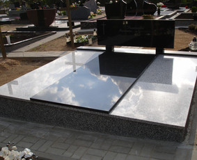 Kapavietė uždengta kapų granito plokštėmis. Paminklas stačiakampis, stovintis ant granito kojyčių. Pamato apdailas- granituotė. Laidojant urną ar karstą, plokštės nusikelia.