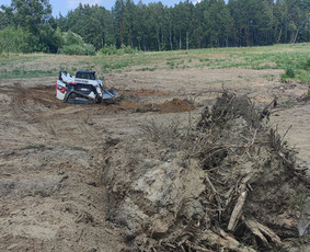 Žemės darbai / vikšrinio T66 Bobcat krautuvo nuoma - Polių gręžimas - 1 Polių gręžimas - Žemės darbai / vikšrinio T66 Bobcat krautuvo nuoma - 1