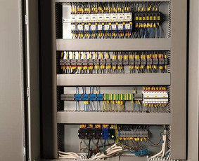 "IMPULS" baseino vandens siurblių ir apšvietimo automatikos skydas. Braižėme brėžinius, principines schemas, galiausiai viską sumontavome.