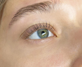 Antakių korekcija ir dažymas, blakstienų/antakių laminavimas - Kosmetologės - 4 Kosmetologės - Antakių korekcija ir dažymas, blakstienų/antakių laminavimas - 4