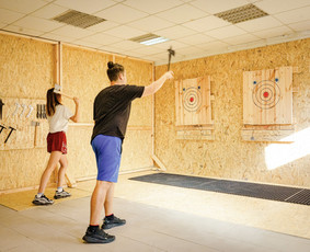 Kirvių mėtymas - Ekstremalios pramogos - 3 Ekstremalios pramogos - Kirvių mėtymas - 3