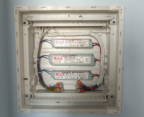 Led transformatorių dėžutė spintoje.