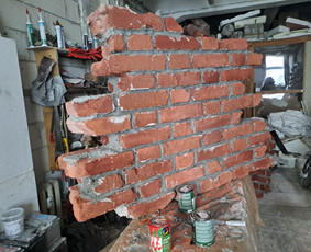 Butaforiniai griuvėsiai ir plytos kino filmui, putplastis, glaistas, dažymas, h - apie 120  cm