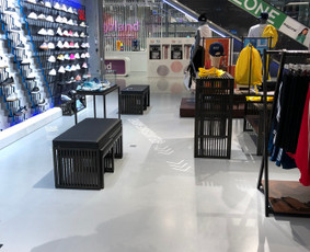 ULTRATOP dekoratyvinio betono grindų danga. Poliruotas efektas. Adidas parduotuvė Rygoje.
http://velvemst.lt/uploads/517_ultratop_lt_160318.pdf