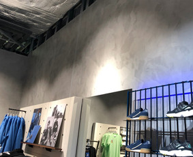 ULTRATOP LOFT cementinė dekoratyvinė grindų/sienų danga. Adidas parduotuvė Rygoje.
http://www.velvemst.lt/uploads/Brochure_Ultratop_Loft_LT_web.pdf