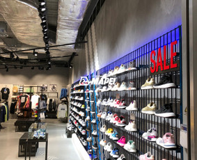 ULTRATOP LOFT cementinė dekoratyvinė grindų/sienų danga. Adidas parduotuvė Rygoje.
http://www.velvemst.lt/uploads/Brochure_Ultratop_Loft_LT_web.pdf