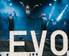 Talentas,Grožis, Kokybė, Tobulumas ... tai Diamonds SHOW!
Pasiilgai nenumaldomo širdies virpulio?! Kraują stingdančių pojūčių?...
Mes Jūsų šventes paversime įsimintinomis amžiams.
