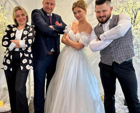 Vakaro vedėjas ir dainininkė / Bernadeta Mikelinskienė / Darbų pavyzdys ID 3566091