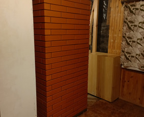 Siaurų plytų šildymo krosnis 85x85x210 cm.