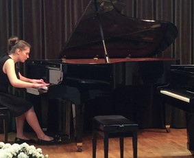 Alma skambina A. Ginastera - "Kreolų šokį" ir "Senojo torero šokį".
 N. Rubinšteino tarptautinis pianistų konkursas, Paryžius.