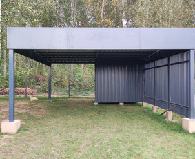 Stoginė 6,5x5,5m. su sandeliuku. Sandėliuko matmenys 1,5x2,5m.. Spalva galima dažyti, pagal Jūsų pasirinkta RAL spalva.