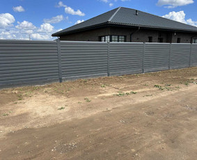 Tvorų, vartelių, vartų, automatikos ir pamatų įrengimas - Skardinės tvoros - 1 Skardinės tvoros - Tvorų, vartelių, vartų, automatikos ir pamatų įrengimas - 1
