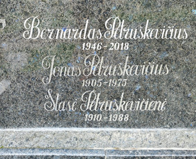 Raidžių kalimas ant paminklo kapinėse / Raidžių kalimas ant paminklo / Darbų pavyzdys ID 716699
