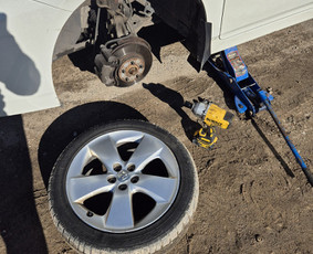Vilniuje greičiausia techninė pagalba! Tralas. - Automobilio rato keitimas - 1 Automobilio rato keitimas - Vilniuje greičiausia techninė pagalba! Tralas. - 1