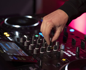 Rankas Aukštyn / Dj jūsų vakarėliui - DJ paslaugos - 1 DJ paslaugos - Rankas Aukštyn / Dj jūsų vakarėliui - 1