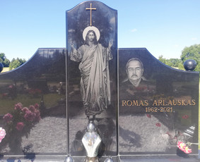 Raidžių ir portretų kalimas ant paminklo - Portretu ir raidziu kalimas ant paminklo. - 1