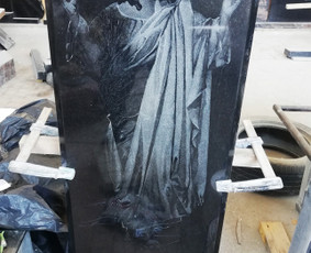 Raidžių ir portretų kalimas ant paminklo - Portretu ir raidziu kalimas ant paminklo. - 2