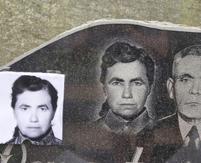 Raidžių ir portretų kalimas ant paminklo - Portretu ir raidziu kalimas ant paminklo. - 3