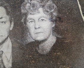 Raidžių ir portretų kalimas ant paminklo - Portretu ir raidziu kalimas ant paminklo. - 4