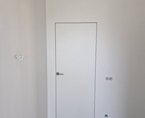 Sienų spalvos durys