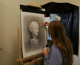 Klasikinio realizmo ateljė.
https://www.facebook.com/klasikiniorealizmoatelje/
Instagram: realizmoatelje